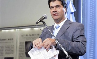 Repudio a Capitanich por romper un diario durante conferencia de prensa