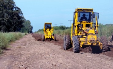 Se trabaja en el mantenimiento y ensanchamiento del camino a la Escuela Hogar