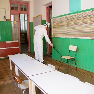 Se realizan trabajos de desinfecciòn en los establecimientos educativos del distrito