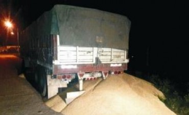 Abren boquillas de acoplado y derraman 10 mil quilos de soja