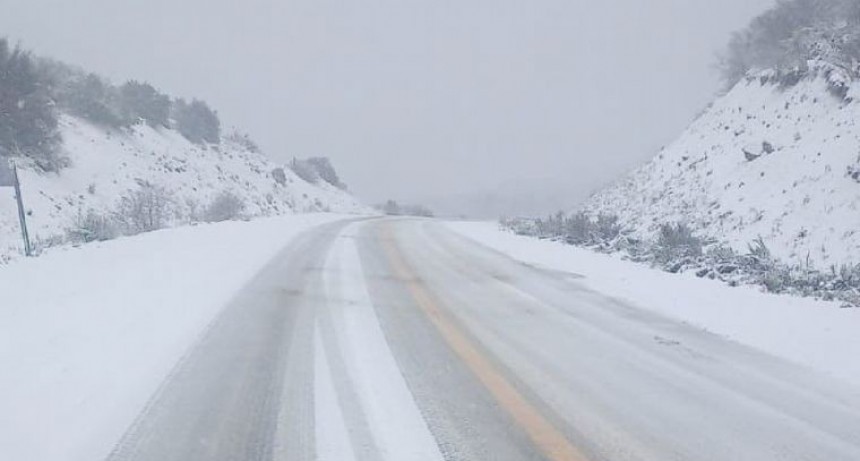 Ola polar en el sur  Intentan despejar la nieve en el tramo de la Ruta 40 entre Bariloche y El Bolsón