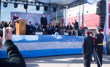 Muchos vecinos se volcaron a las calles con motivo del desfile del bicentenario