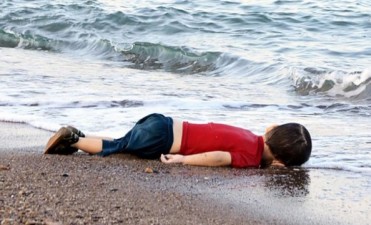 Estremece al mundo la imagen de un niño sirio ahogado
