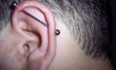 Terrible: murió tras colocarse un piercing en la oreja