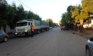 Fuerte operativo policial con inspectores de transito, esta tarde en la ciudad