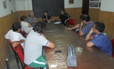 Integrantes de la policia comunal se reunen con representantes del futbol local