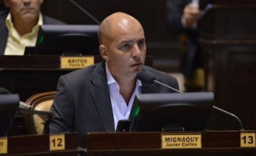 Mignaquy quiere multar a conductores que fumen mientras manejan
