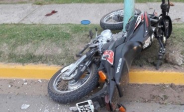 Un joven en moto, impacta contra una columna de alumbrado