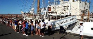 Largas filas para visitar a la Fragata Libertad