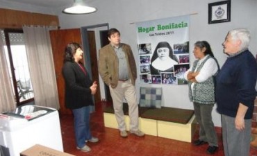 Entrega de elementos al Hogar Bonifacia