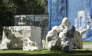 Aparecen quebradas partes del Monumento a Colón