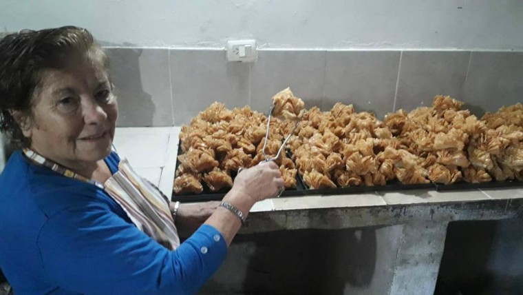 Con 83 años, produce 900 pastelitos por día en Cura Brochero