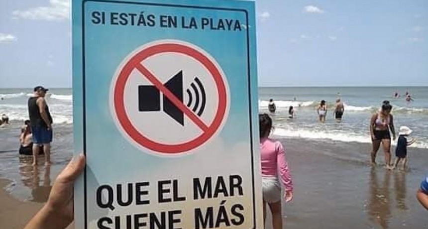 “Que se escuchen las olas y el viento”: la campaña viral para desalentar el uso de parlantes en la playa