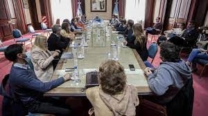 El Gobierno bonaerense convocó a paritarias a estatales y docentes
