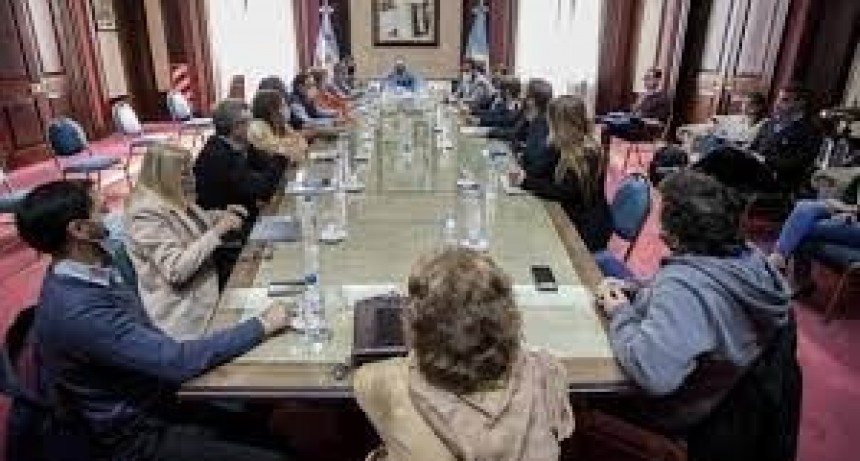 El Gobierno bonaerense convocó a paritarias a estatales y docentes