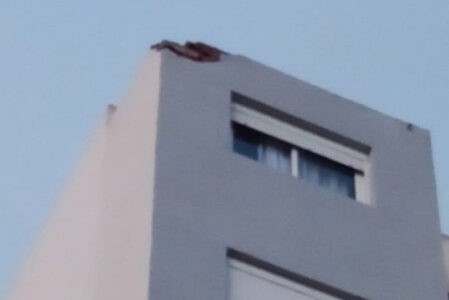 Tormenta en Bahía Blanca: un rayo partió la terraza de un edificio