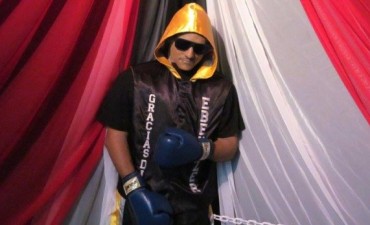 IMPRESIONA: Lo velaron de pie en un ring
