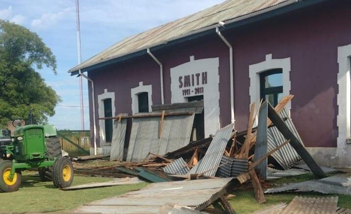 Fuertes vientos volaron los techos de la estación ferroviaria de Smith