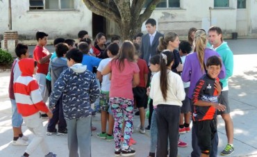 El intendente municipal entregò material didáctico a escuelas