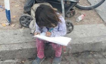Conmueve a Tucumán la nena que hace la tarea en la calle
