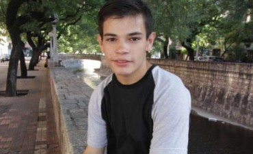 Vende turrones en la calle y ganó una beca para estudiar en el exterior