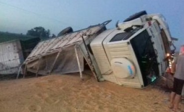Ruta 7: Volcó un camión cargado con cereal, el mismo era de nuestra ciudad