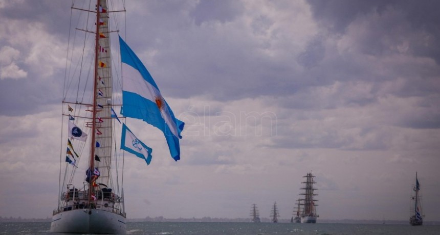 La fragata Libertad encabezó un desfile náutico latinoamericano