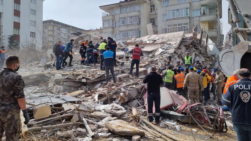 Toneladas de escombros . Turquía acelera para reconstruir  tras el terremoto. By Juana Villaplana