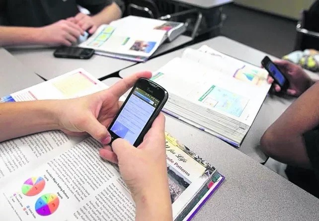 Buscan regular el uso de celulares en las Escuelas Primarias