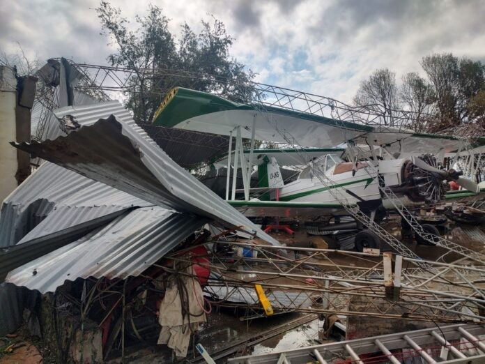 Una violenta tormenta con vientos de 100 km por hora provocó graves daños en Nueve de Julio y la regiòn 