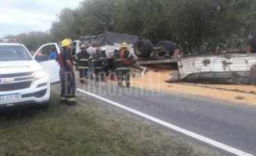 Un transporte con cereal volcó su acoplado sobre ruta 65 en el distrito de Los Toldos