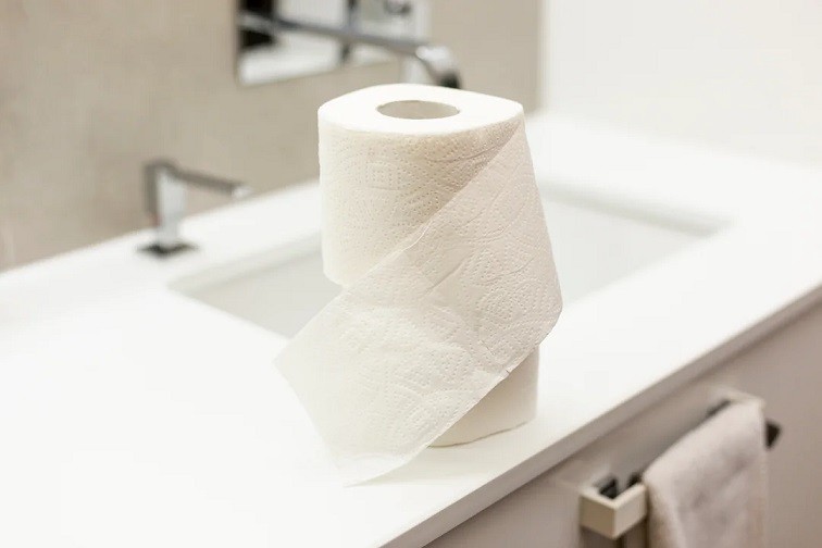 El inventor del papel higiénico reveló la forma correcta de colgarlo