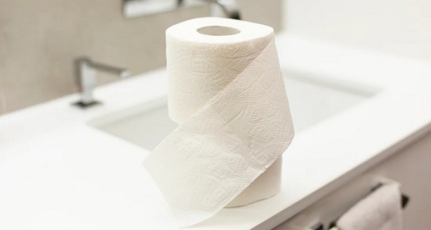 El inventor del papel higiénico reveló la forma correcta de colgarlo