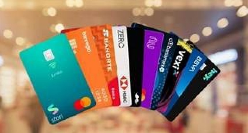 Tarjetas de crédito: preparan medidas para hacer compras en dólares y en cuotas