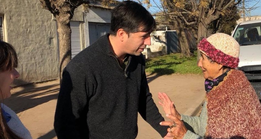 En el día del empleado estatal, el Dr Franco Flexas salió a la calle a visitar vecinos
