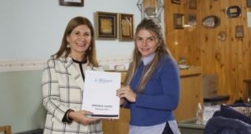 Viviana Guzzo entregó un subsidio a Bomberos Voluntarios de General Viamonte