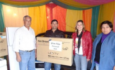 Comisión de Corsos 2014: “Entrego premio de rifa que tiene en circulación”