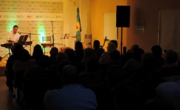 A sala colmada la presentaciòn de JAVIER LOZANO