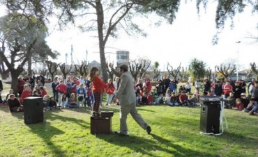 Show de magia, clown y mimo en la Plaza de la Estación