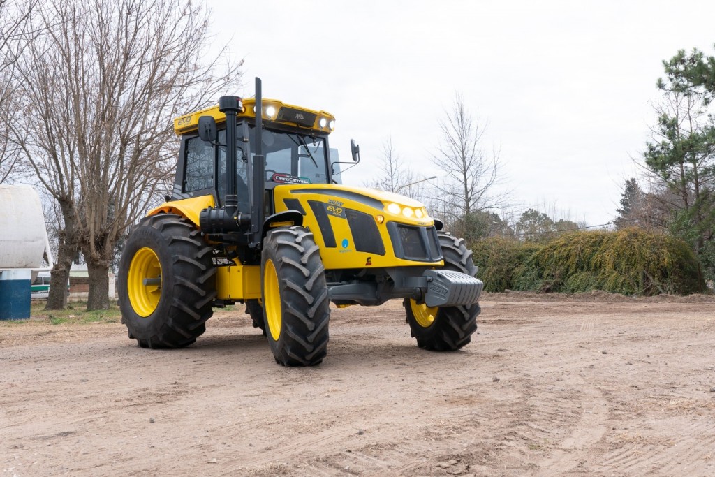 VIAMONTE: El municipio suma un nuevo tractor para el arreglo de los caminos rurales 