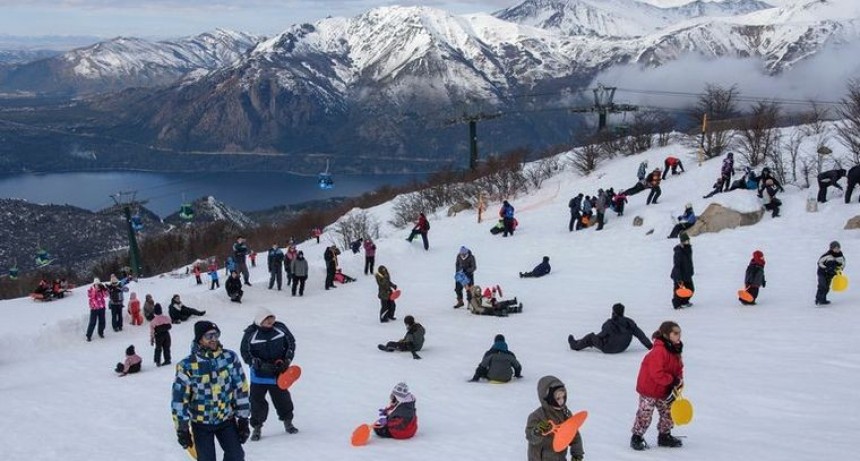 Turismo en pandemia | La esperada nieve reactivó las pistas de esquí en Bariloche