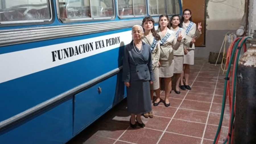 Rescataron uno de los micro con los que la Fundación Eva Perón llevaba chicos a Chapadmalal
