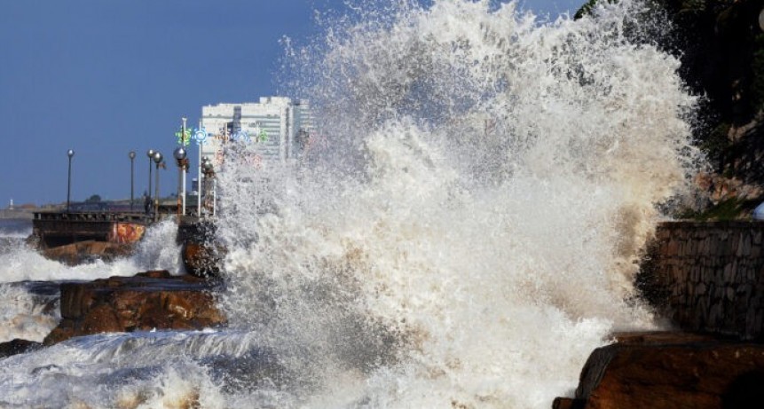 Alerta por olas de casi tres metros de altura en la Costa Atlántica bonaerense