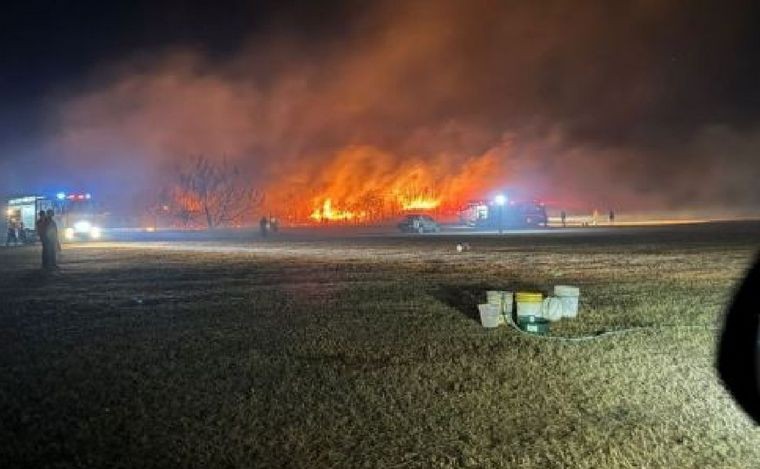 Intenso trabajo de los bomberos en Salta para sofocar los incendios forestales