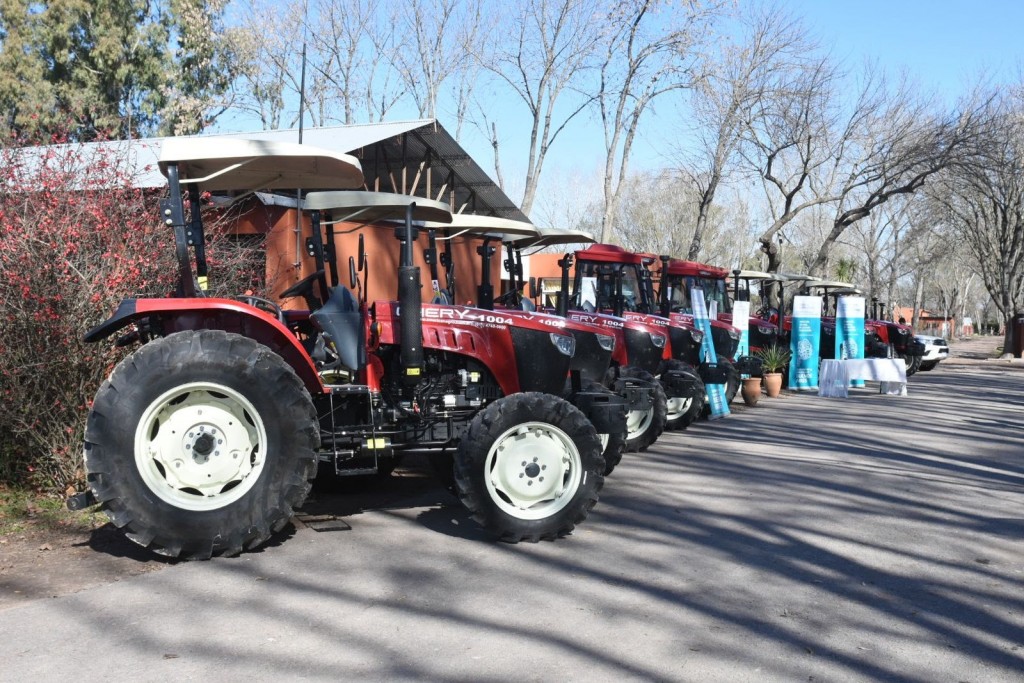 La Escuela Agraria N° 1 de General Viamonte recibió un tractor nuevo