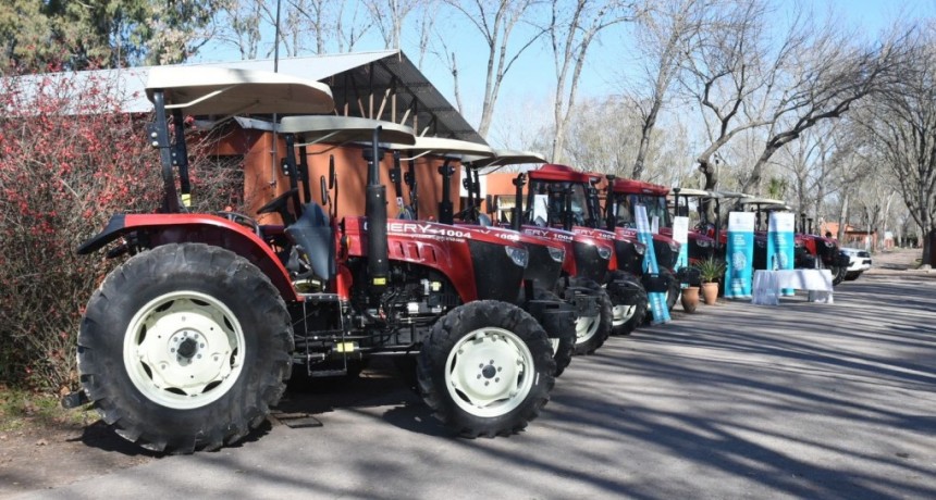 La Escuela Agraria N° 1 de General Viamonte recibió un tractor nuevo