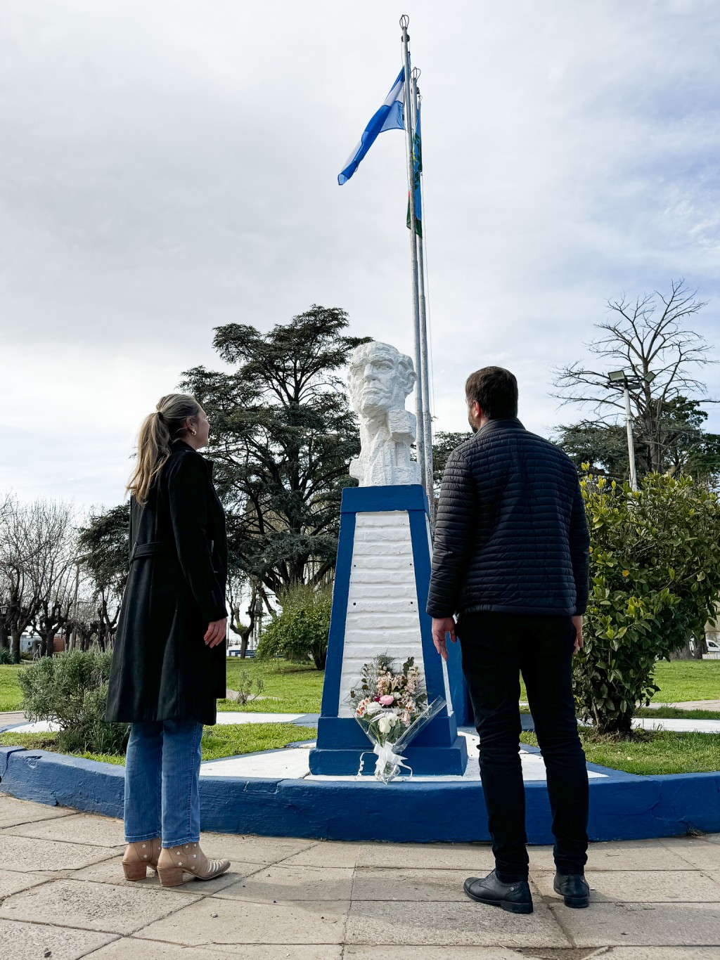 Día del Maestro: ofrenda floral en honor a Domingo Faustino Sarmiento por parte de autoridades locales