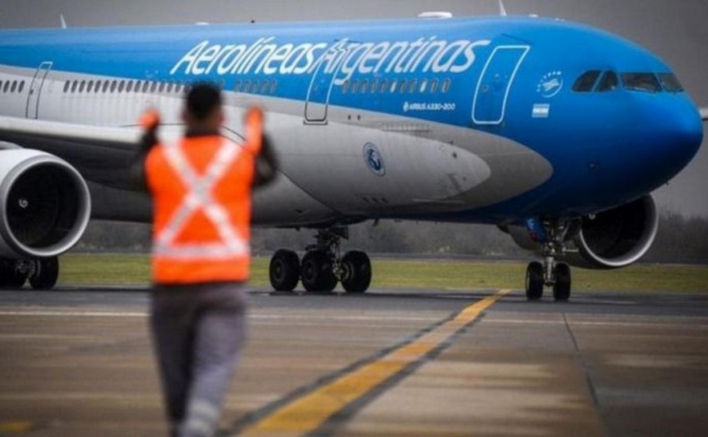 Milei firmará un decreto para que Aerolíneas Argentinas pueda ser privatizada