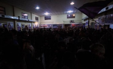 La candidata a Intendenta por el Frente para la Victoria, Viviana Guzzo, encabezó el masivo acto donde se expusieron las propuestas de gestión