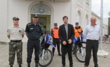 Motos nuevas y accesorios para la policía comunal a traves del fondo de fortalecimiento